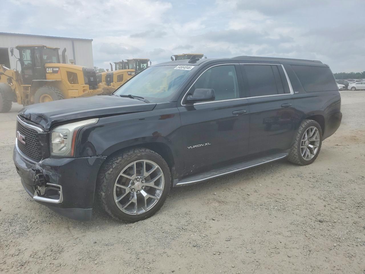 2016 GMC Yukon XL SLT, VIN 1GKS1GKC2GR218411 — Front end
