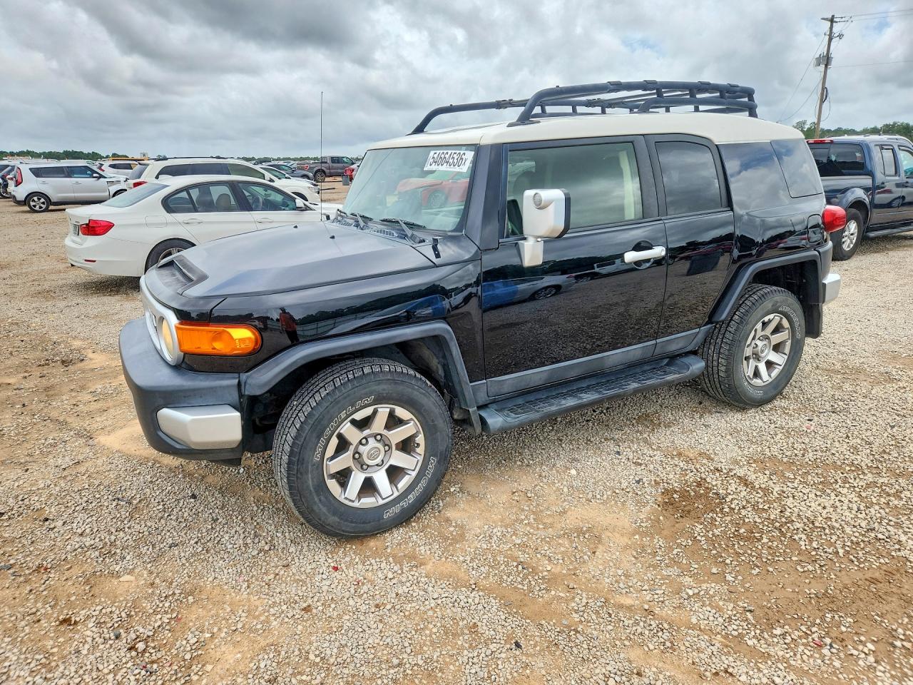 2014 Toyota FJ Cruiser, VIN JTEBU4BF4EK186073 — Front end