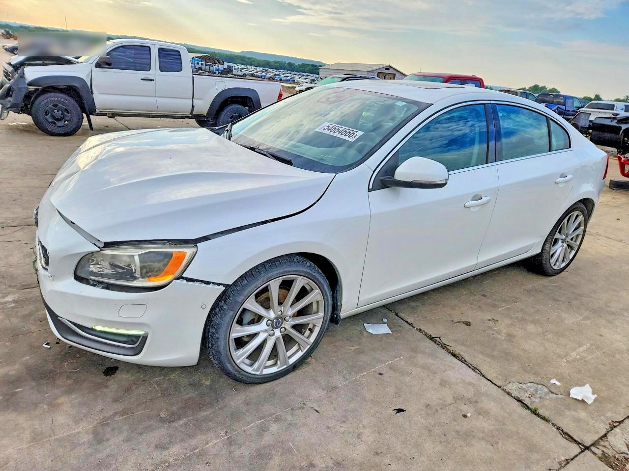 2016 Volvo S60 T5 Drive-E Platinum, VIN LYV402FM3GB088630 — Front end