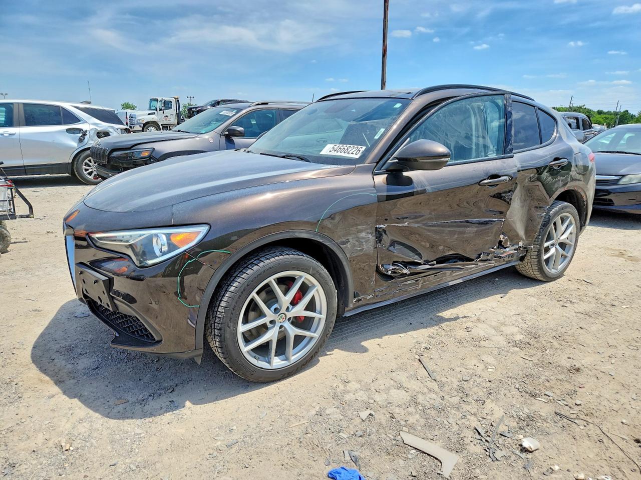 2018 Alfa Romeo Stelvio Ti Sport, VIN ZASFAKNN4J7C00323 — Бок