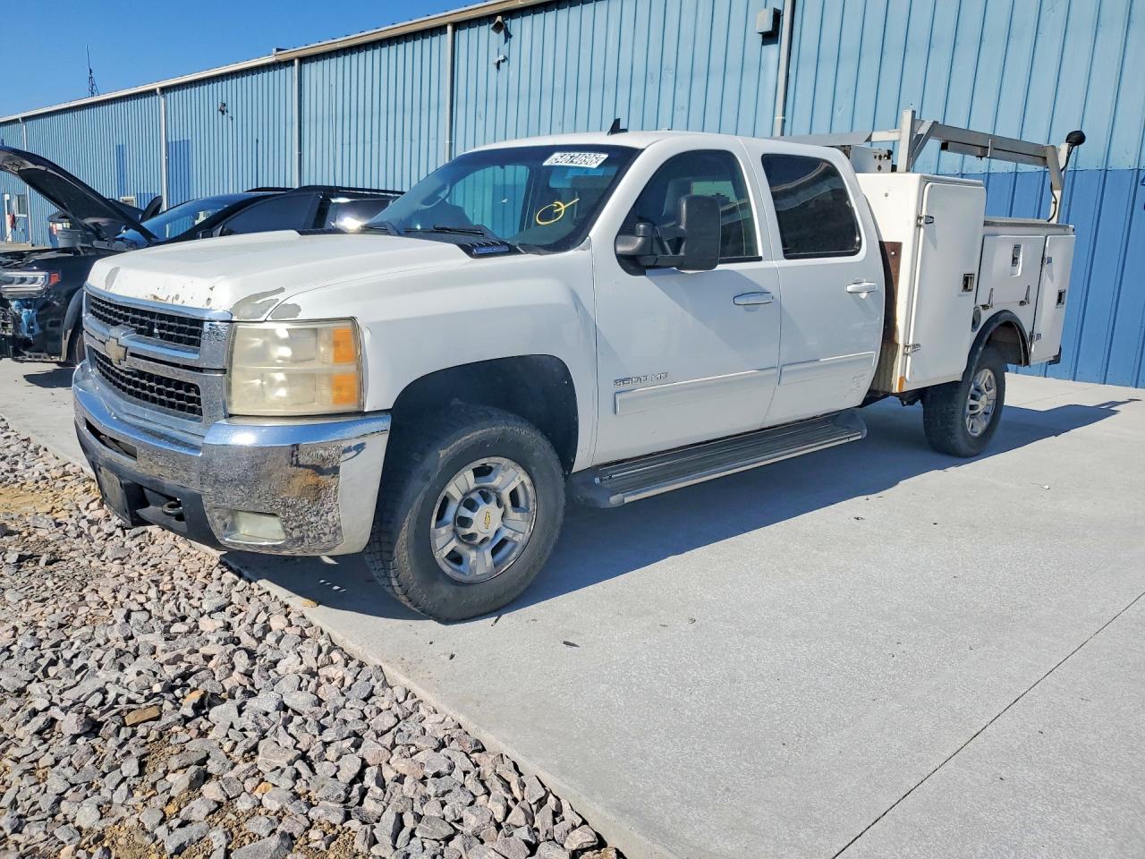 2010 Chevrolet Silverado 3500HD SRW LTZ, VIN 1GC4K1B65AF131071 — Minor dents and scratches
