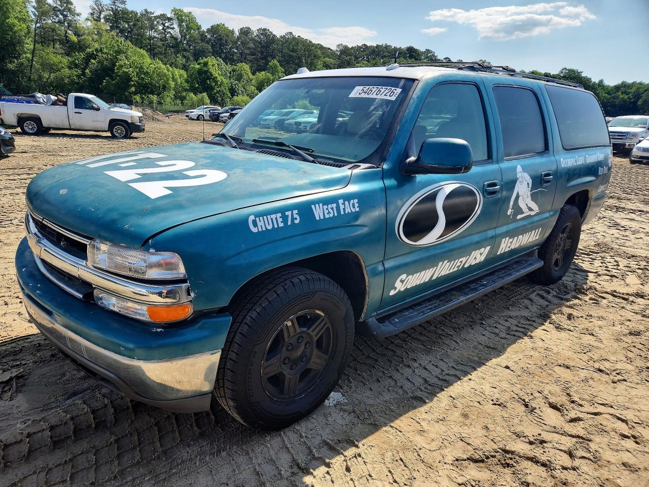 2004 Chevrolet Suburban LT, VIN 1GNEC16T64J199373 — Front end