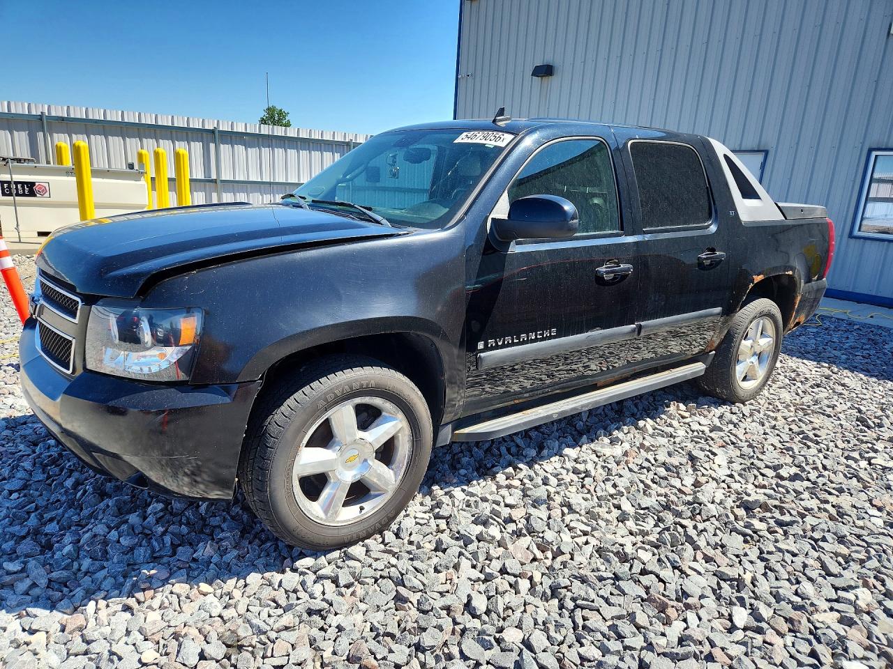 2008 Chevrolet Avalanche 1LT, VIN 3GNFK12328G129020 — Side