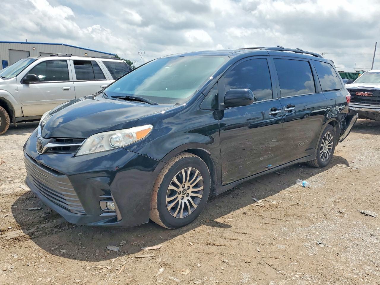 2018 Toyota Sienna XLE, VIN 5TDYZ3DC8JS921413 — Rear end