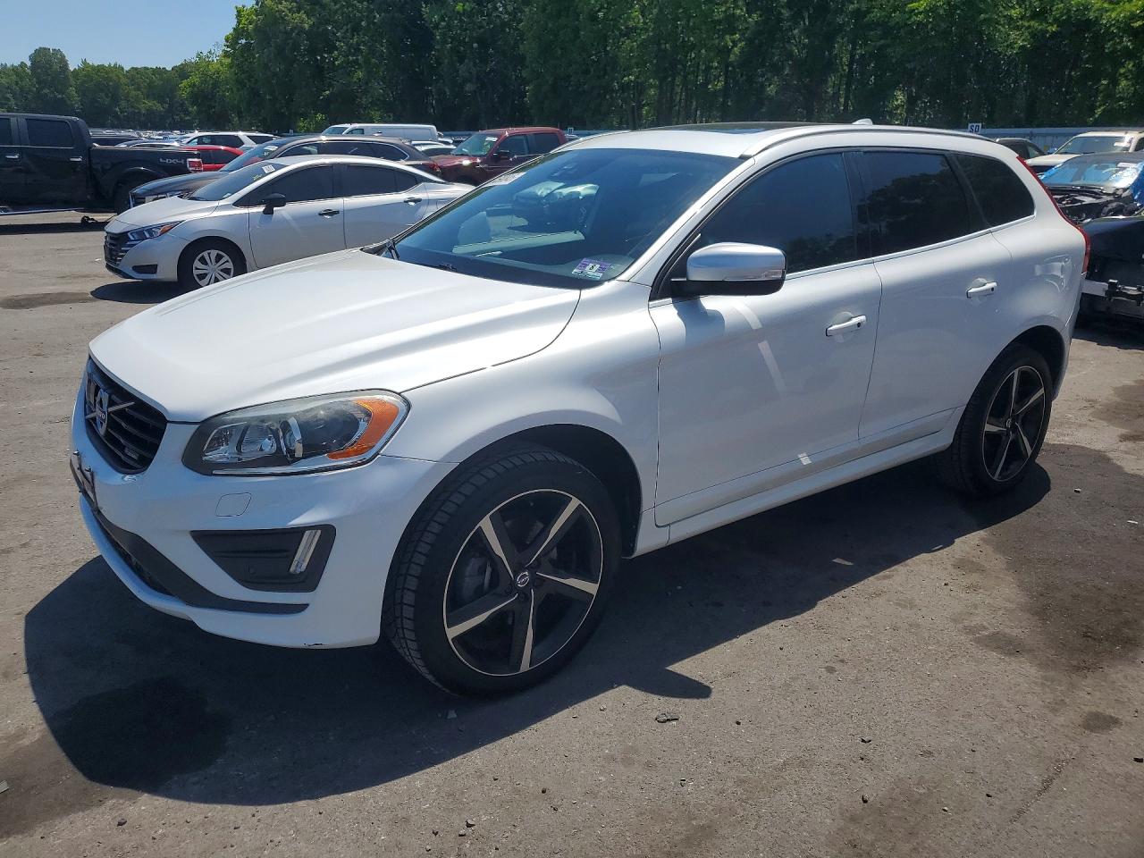 2015 Volvo XC60 T6 R-Design Platinum, VIN YV4902RS4F2726901 — Side