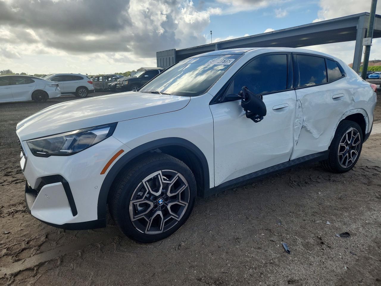 2026 BMW X2 xDrive28i, VIN WBX63GM01T5490950 — Бок