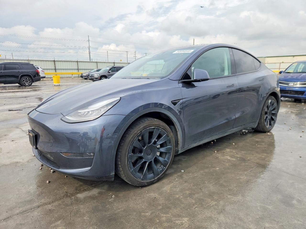 2020 Tesla Model Y Long Range, VIN 5YJYGDEE5LF040333 — Side