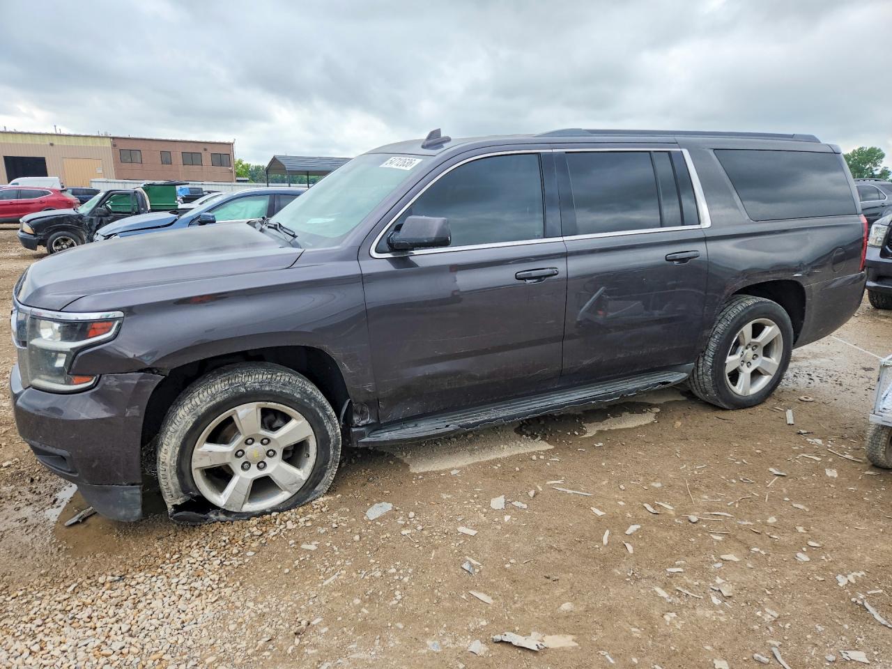 2015 Chevrolet Suburban LT, VIN 1GNSKJKC0FR714271 — Side