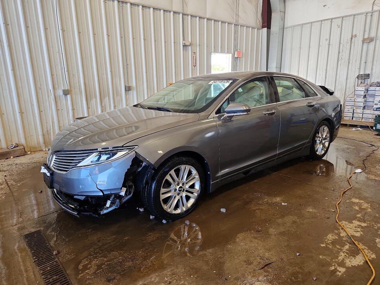 2014 Lincoln MKZ, VIN 3LN6L2J97ER821173 — Rear end