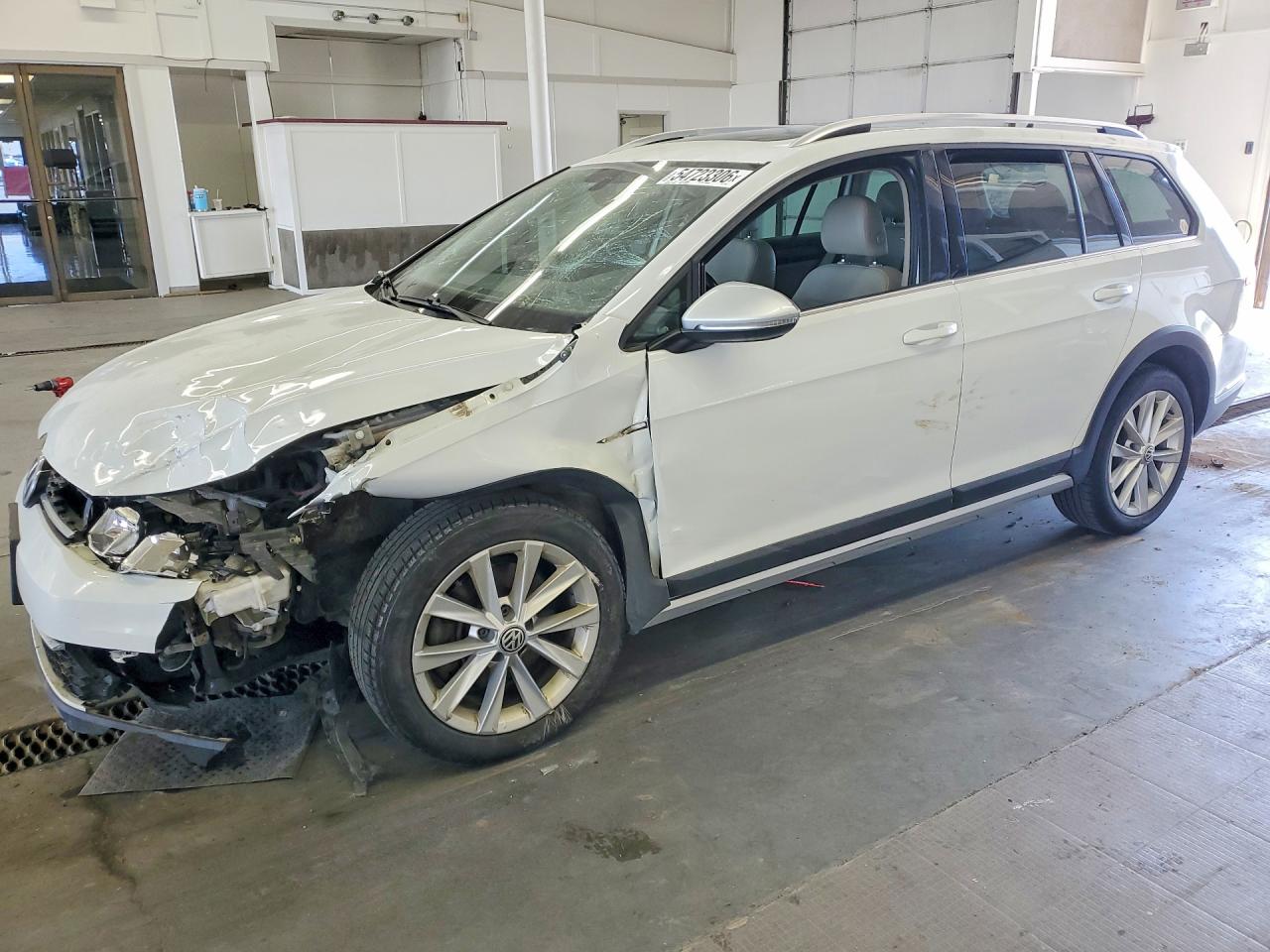 2018 Volkswagen Golf S, VIN 3VWM17AU1JM759437 — Перед