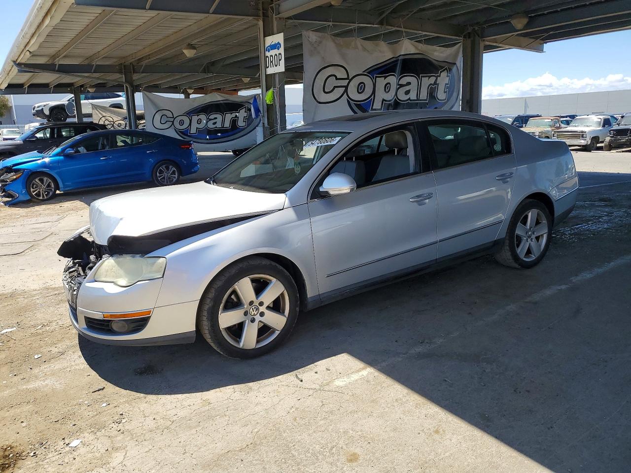 2009 Volkswagen Passat Komfort, VIN WVWJK73C49P043144 — Front end