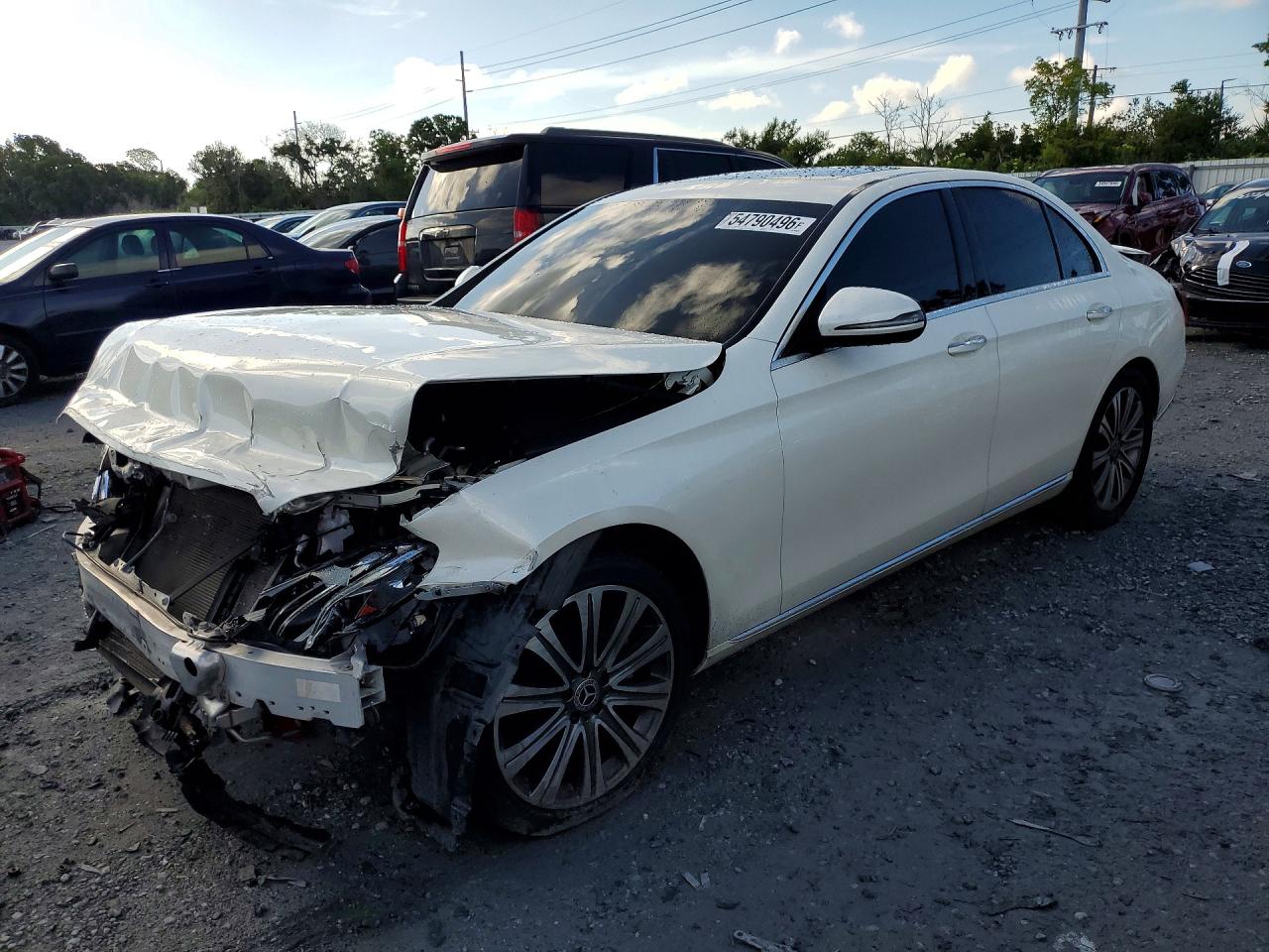 2018 Mercedes-Benz E 300, VIN WDDZF4JB0JA381377 — Перед