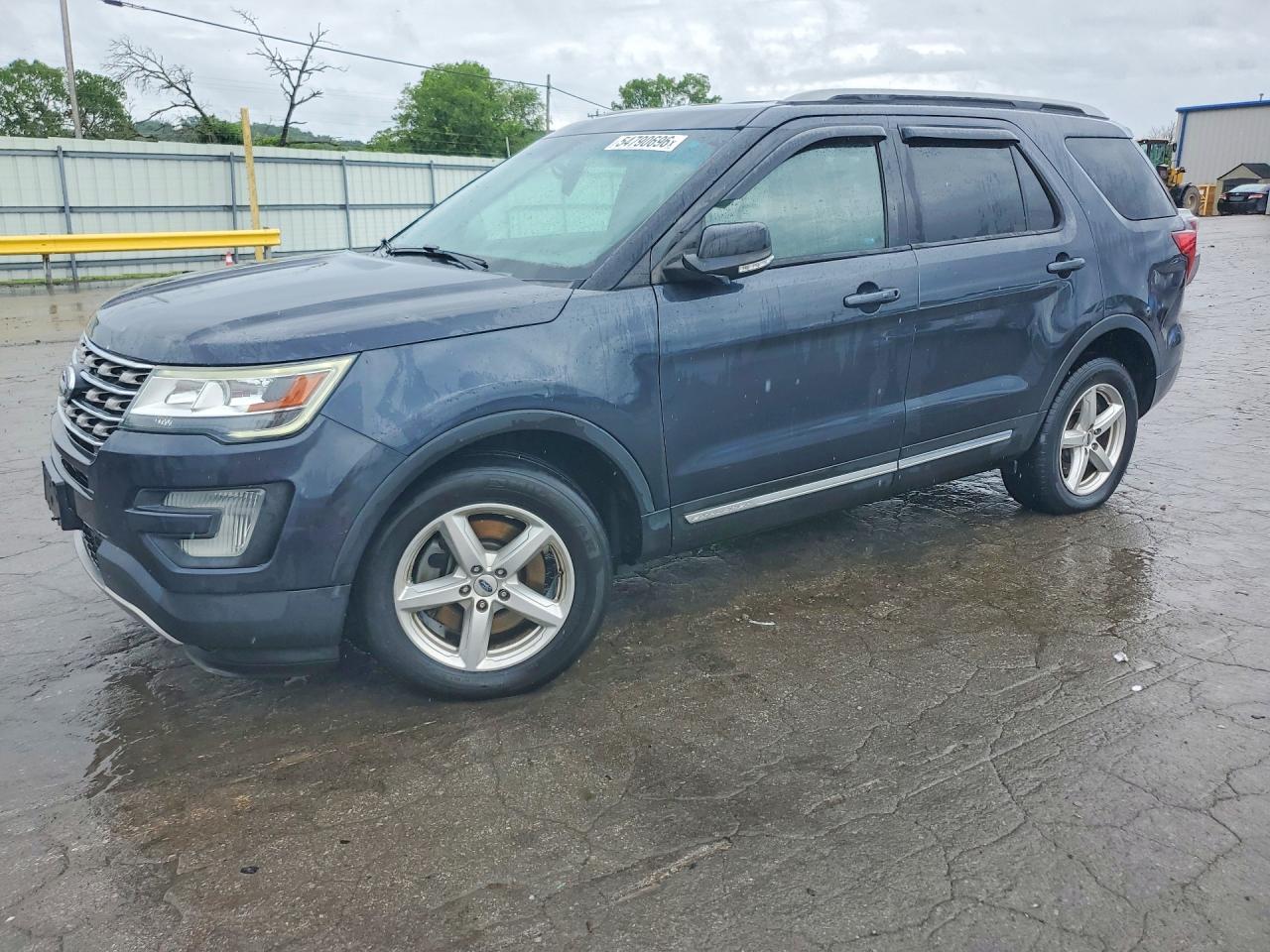 2017 Ford Explorer XLT, VIN 1FM5K8D82HGB60801 — Front end