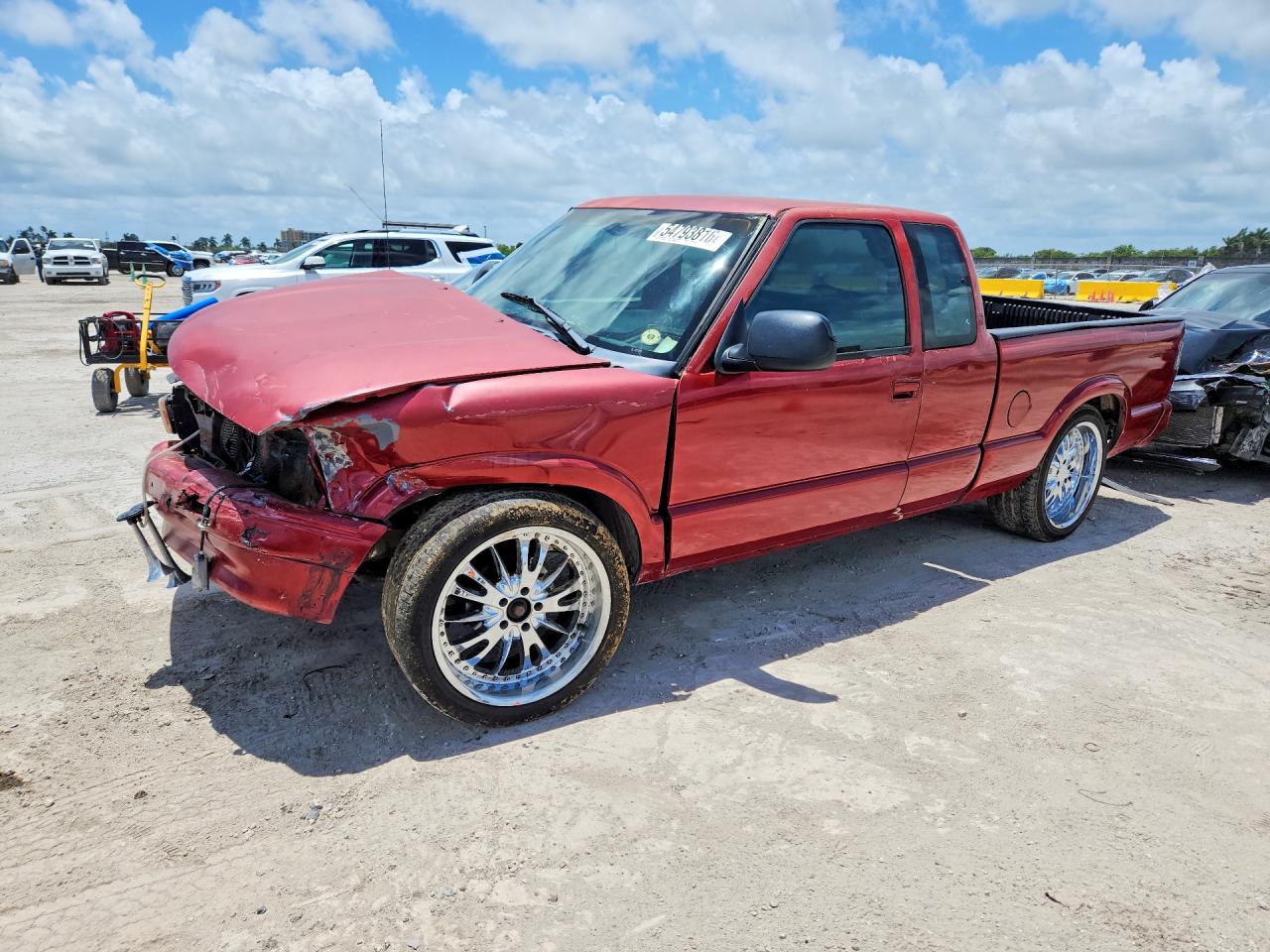 1997 GMC Sonoma SLS, VIN 1GTCS1944V8528569 — Перед