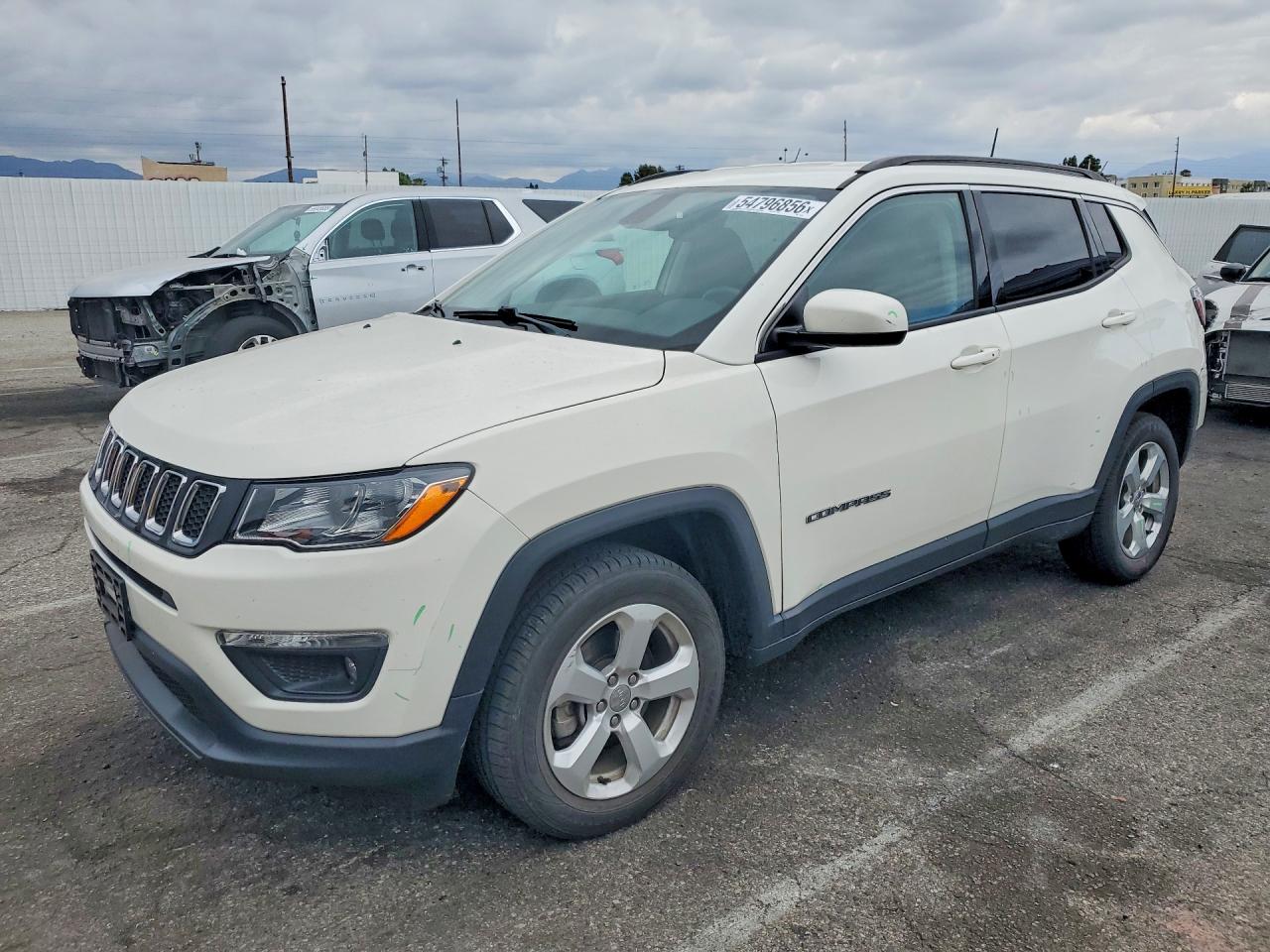 2019 Jeep Compass Latitude, VIN 3C4NJDBB7KT597629 — Бок