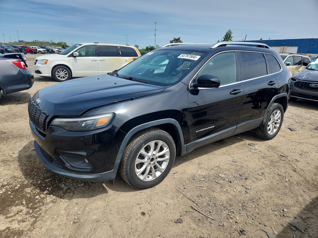 2019 Jeep Cherokee Latitude, VIN 1C4PJLCB5KD327242 — Front end