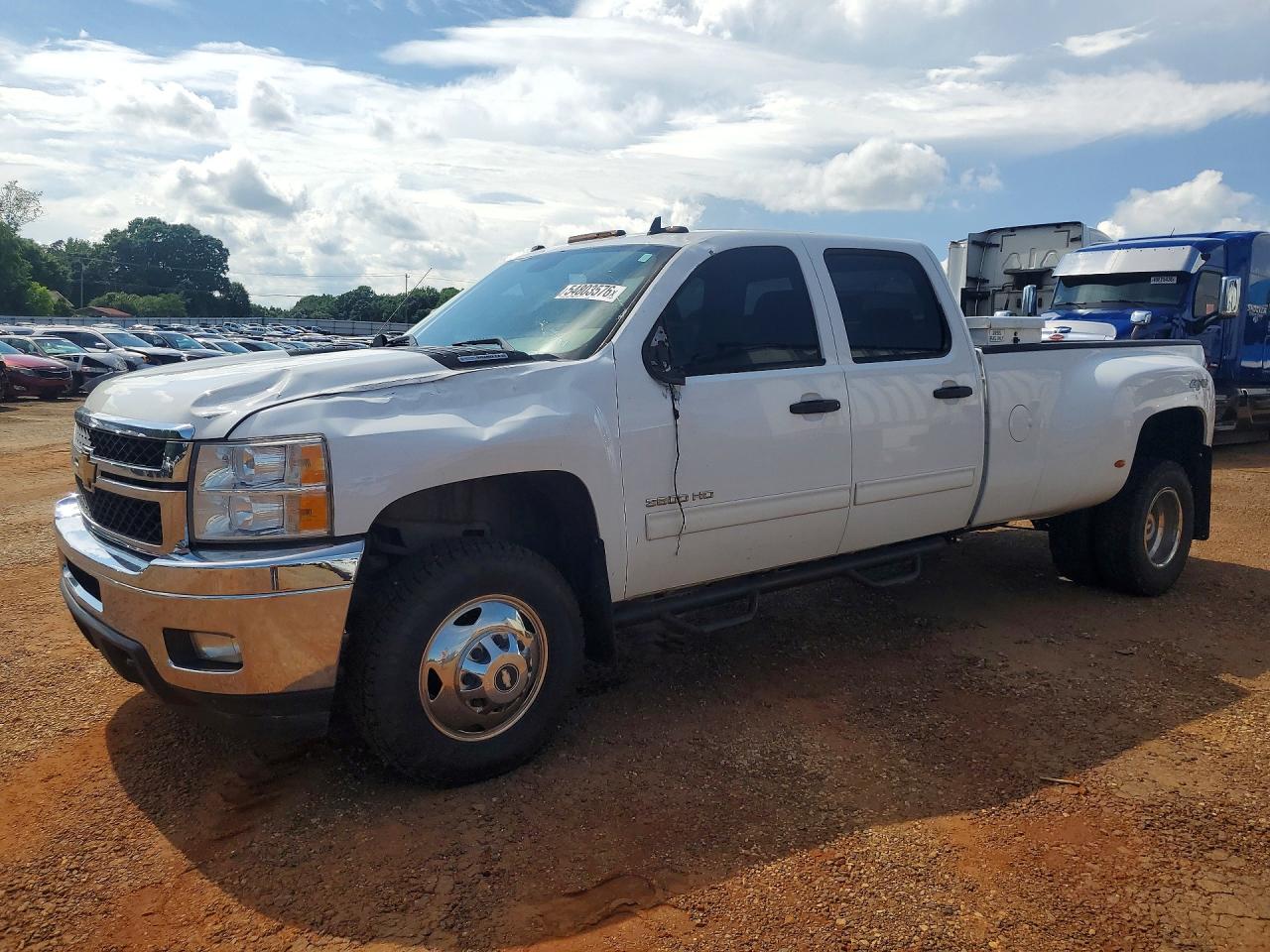 2014 Chevrolet Silverado 3500HD LT, VIN 1GC4K0C81EF143508 — Front end