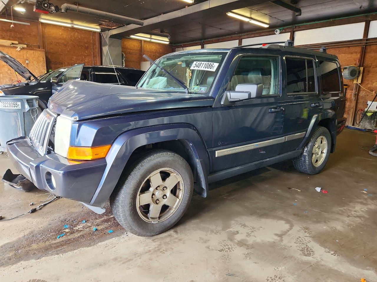 2010 Jeep Commander Sport, VIN 1J4RG4GK6AC106867 — Front end