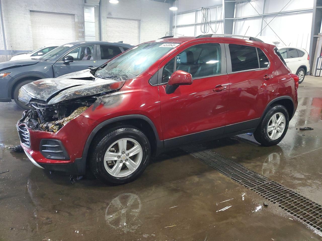 2022 Chevrolet Trax LT, VIN KL7CJPSM0NB568695 — Пожар в моторном отсеке