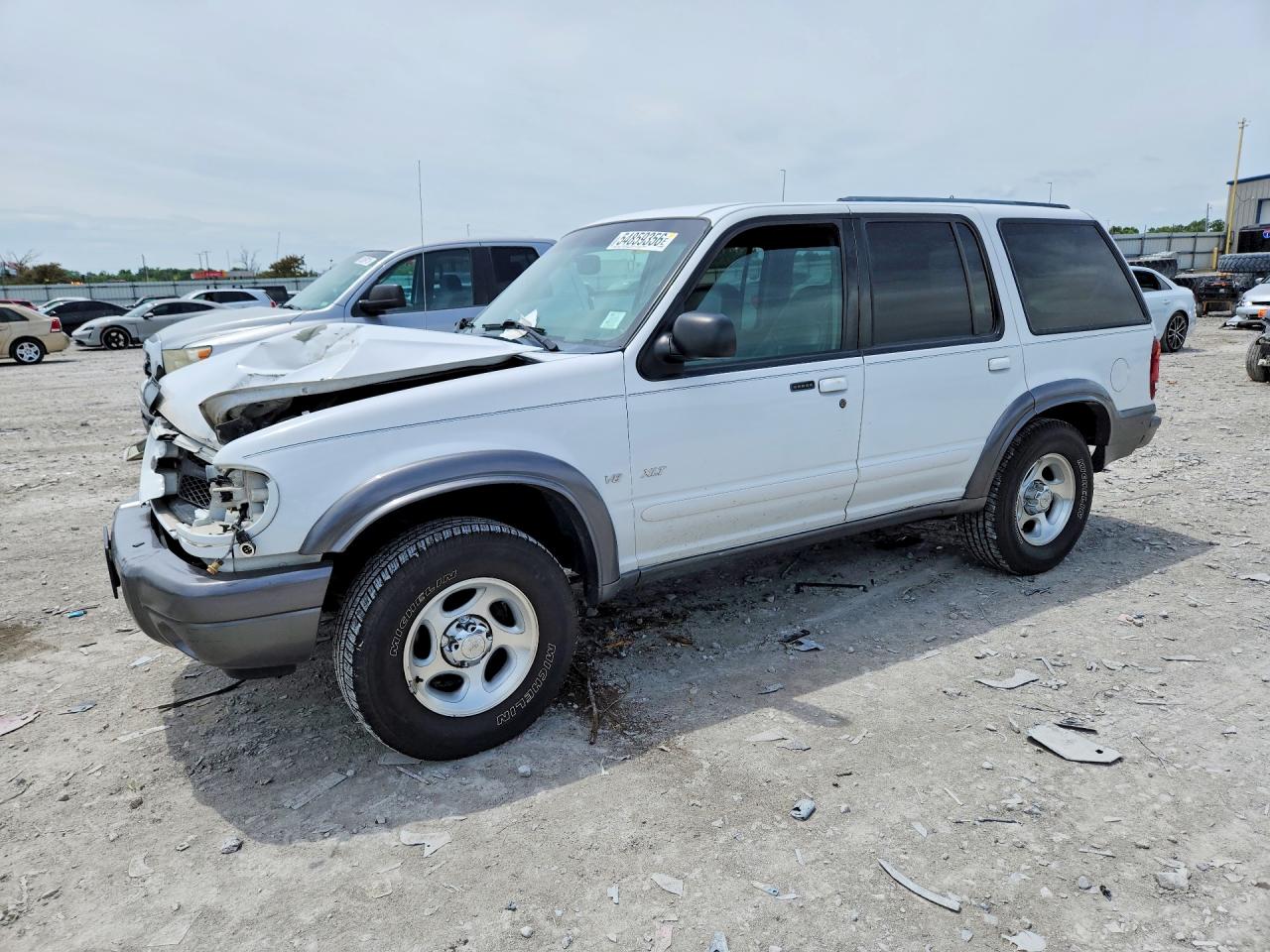 2000 Ford Explorer XLT, VIN 1FMZU83P8YZB23471 — Front end