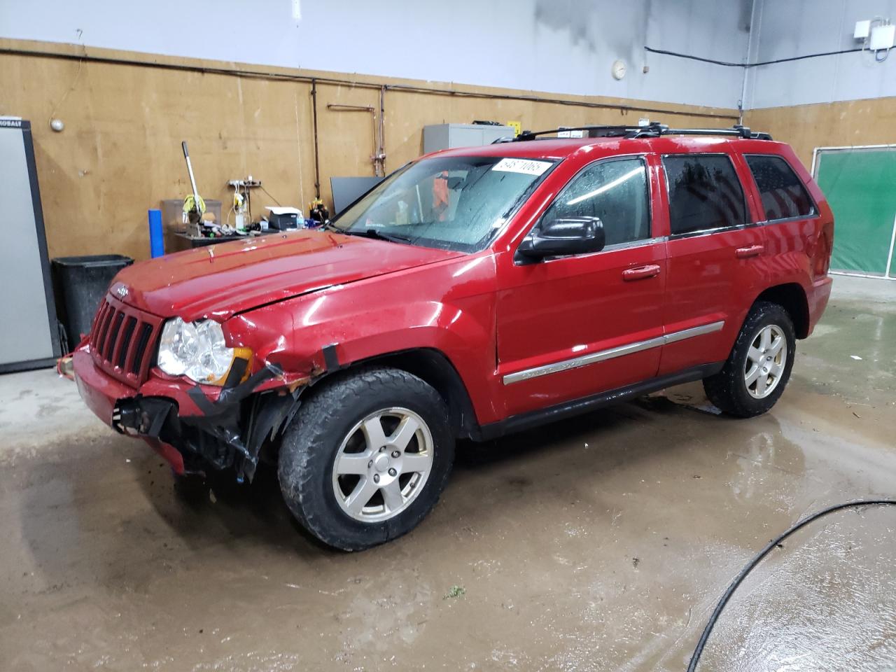 2010 Jeep Grand Cherokee Laredo, VIN 1J4PR4GK8AC152010 — Front end