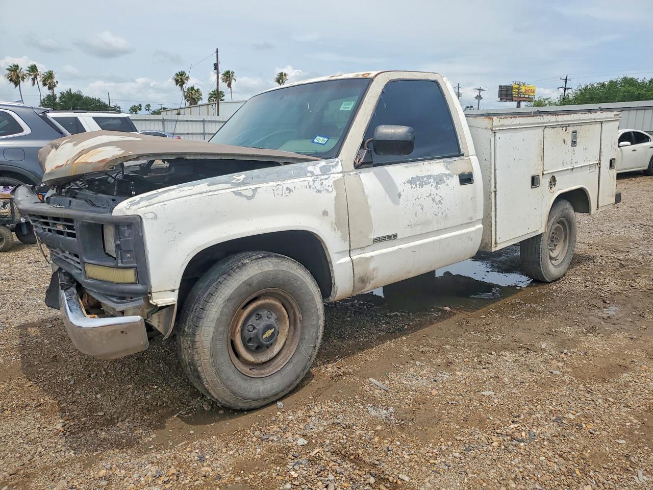 1990 Chevrolet Silverado 2500, VIN 1GCGC24K6LE178063 — Front end