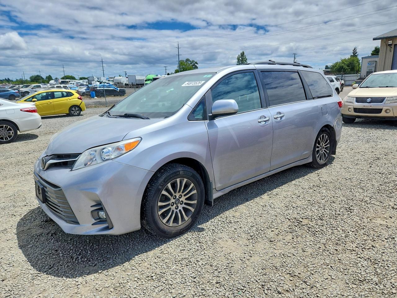 2018 Toyota Sienna XLE Premium, VIN 5TDYZ3DC7JS944665 — Rear end