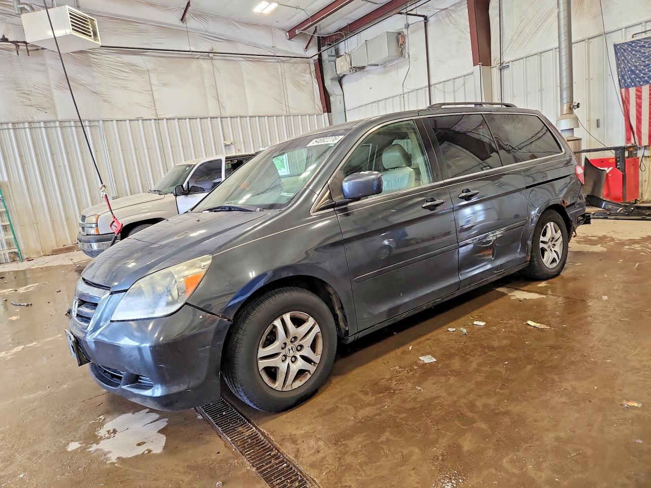 2005 Honda Odyssey EX-L, VIN 5FNRL387X5B043271 — Rear end