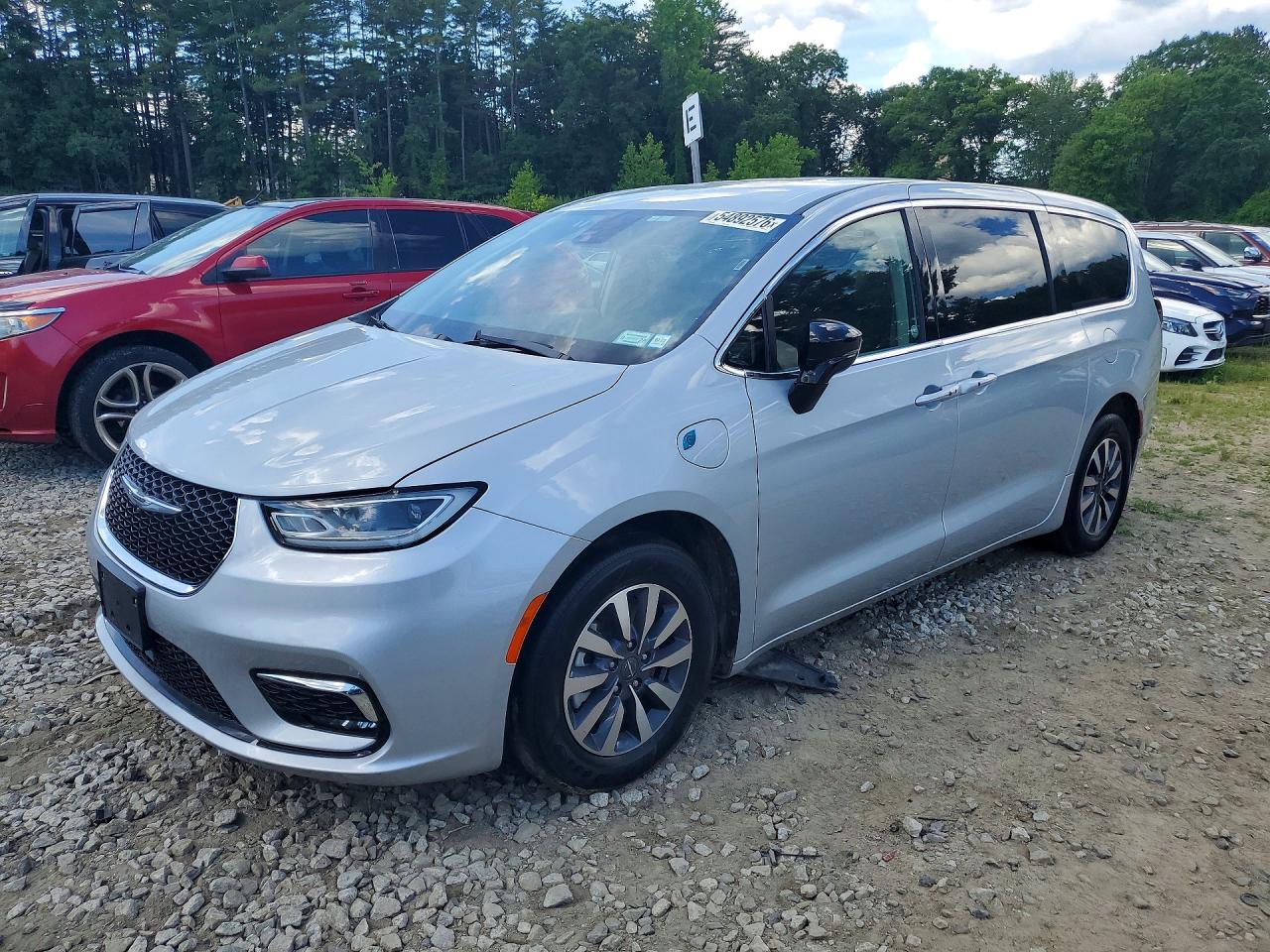 2024 Chrysler Pacifica Hybrid Select, VIN 2C4RC1S77RR126910 — Minor dents and scratches