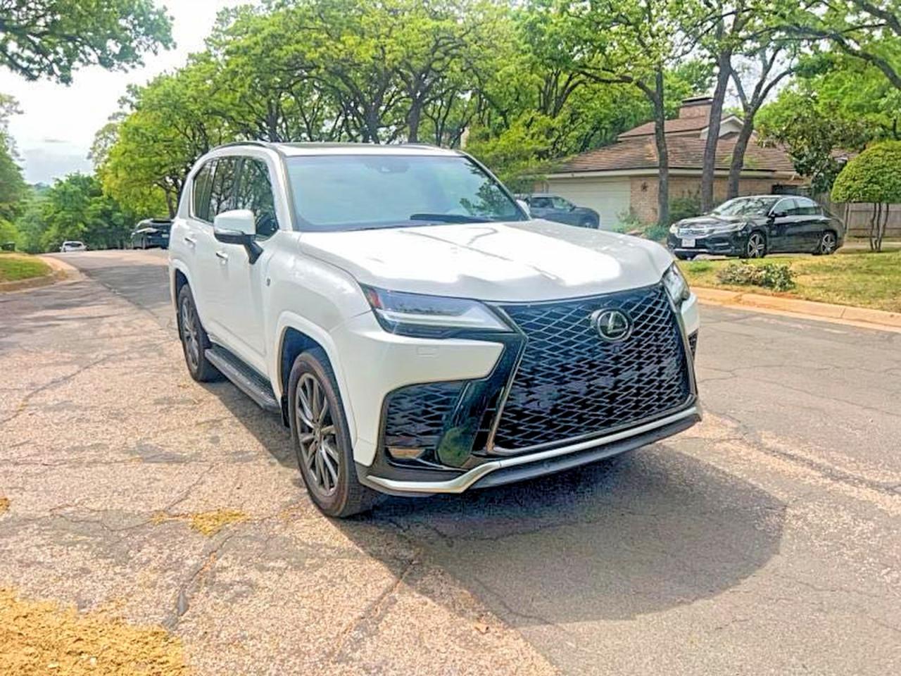 2024 Lexus LX 600 F Sport, VIN JTJMB7CX5R4065541 — Мелкие вмятины и царапины