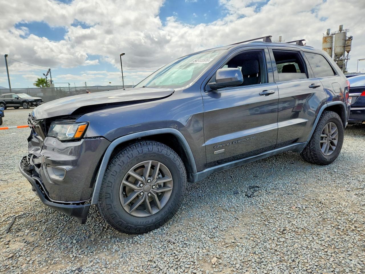2016 Jeep Grand Cherokee Laredo, VIN 1C4RJEAG7GC445776 — Front end