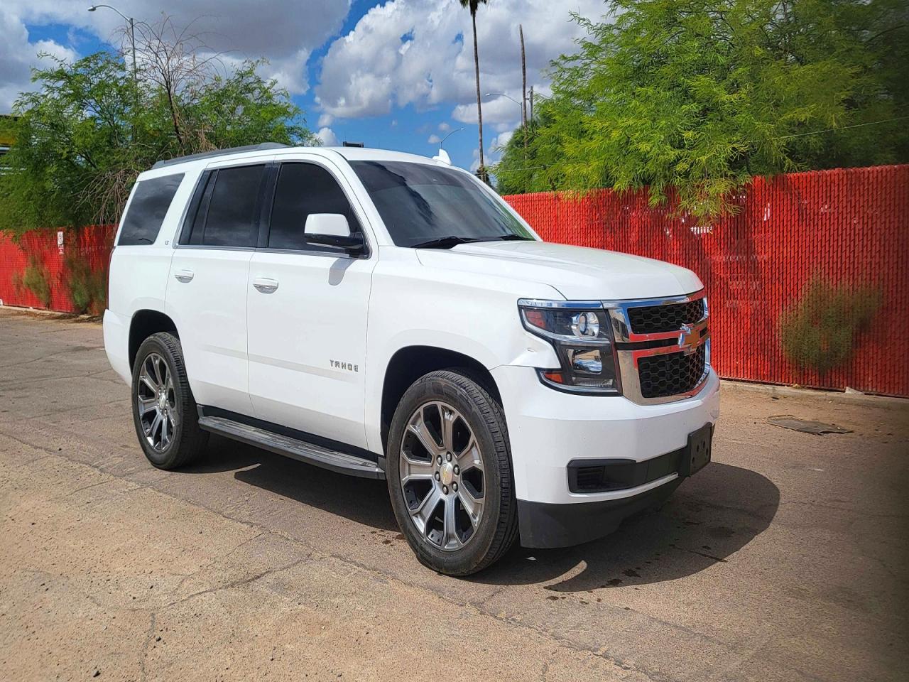 2016 Chevrolet Tahoe LT, VIN 1GNSKBKC9GR404918 — Фото с аукциона 1 of 4
