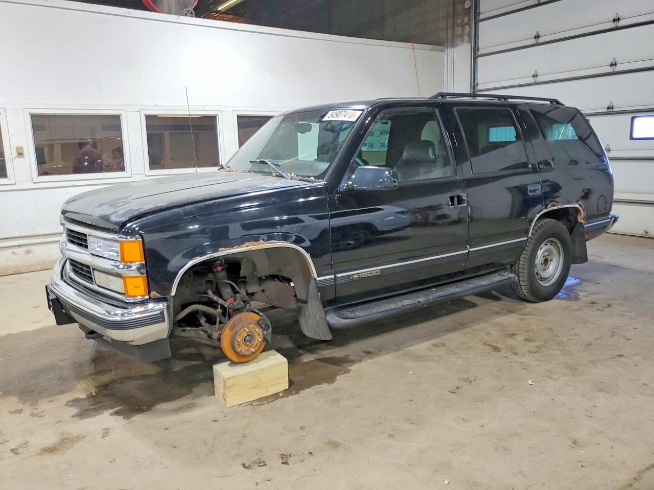 1997 Chevrolet Tahoe, VIN 1GNEK13R3VJ370819 — Вандализм