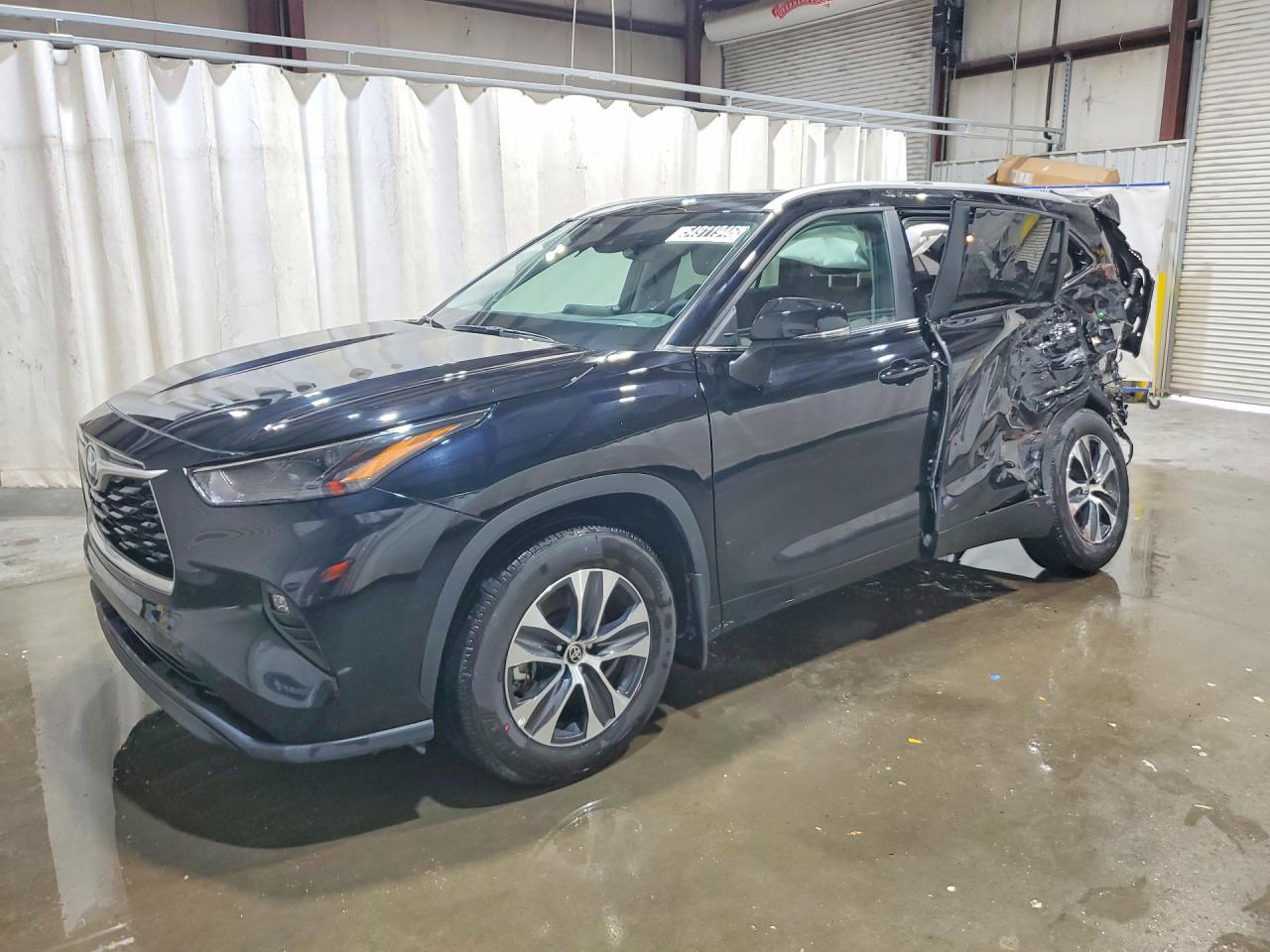 2026 Toyota Highlander XLE, VIN 5TDKDRBH5TS604200 — Бок