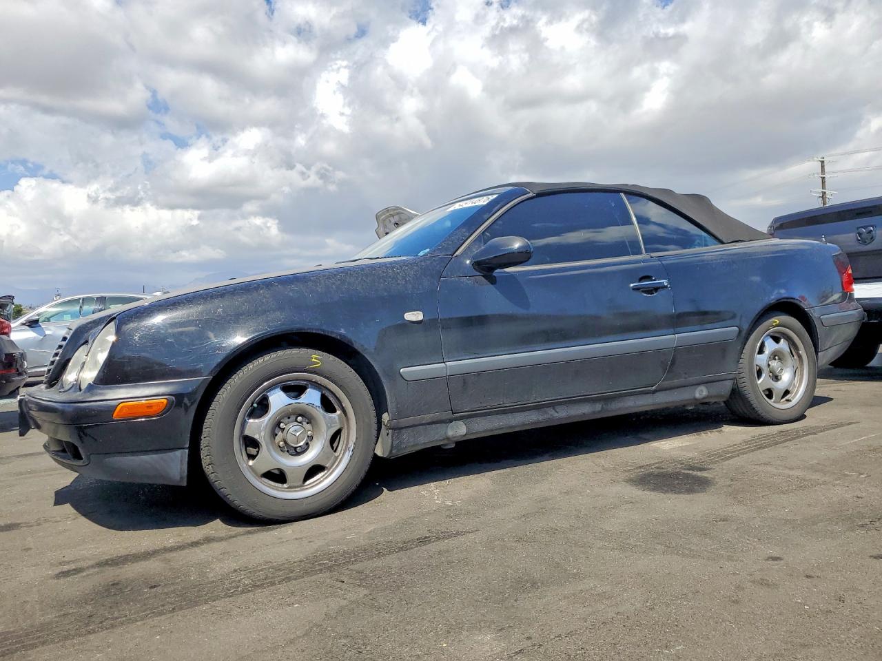 1999 Mercedes-Benz CLK 320/430, VIN WDBLK65G5XT008635 — Front end