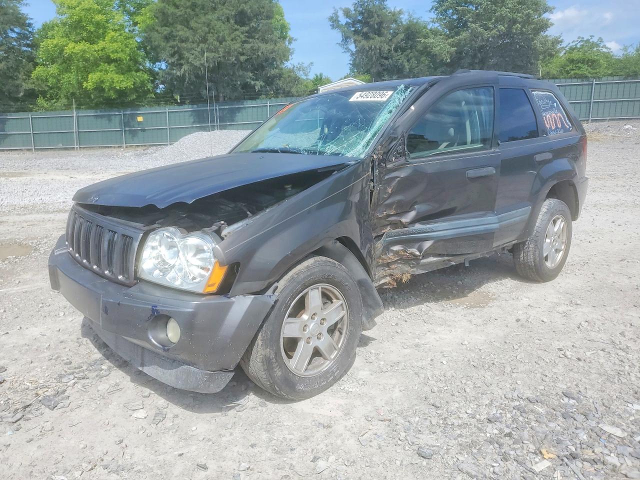 2005 Jeep Grand Cherokee Laredo, VIN 1J4GS48KX5C506229 — Side