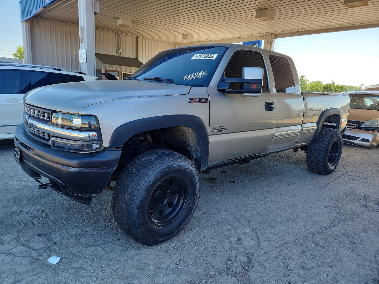 2000 Chevrolet Silverado 2500 LS, VIN 1GCGK29U3YE130900 — Side