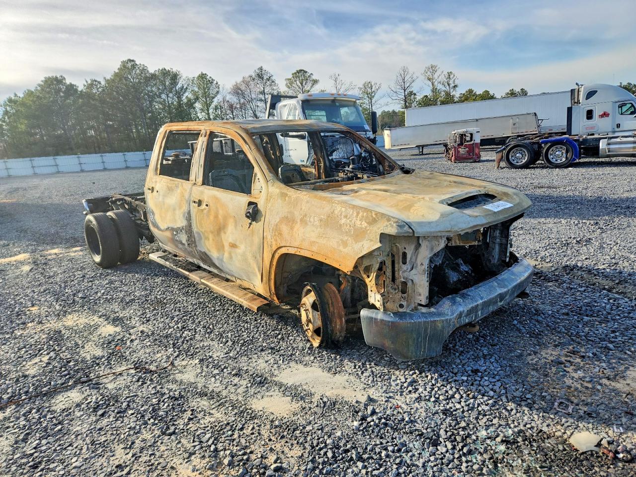 2021 Chevrolet Silverado 3500HD LT, VIN 1GC4YTEYXMF294519 — Engine fire
