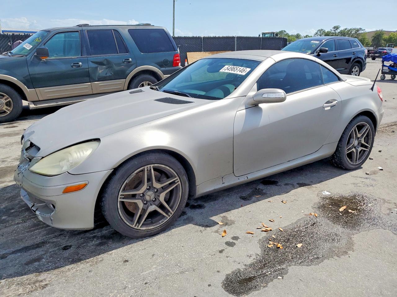2006 Mercedes-Benz SLK 350, VIN WDBWK56F16F101324 — Front end