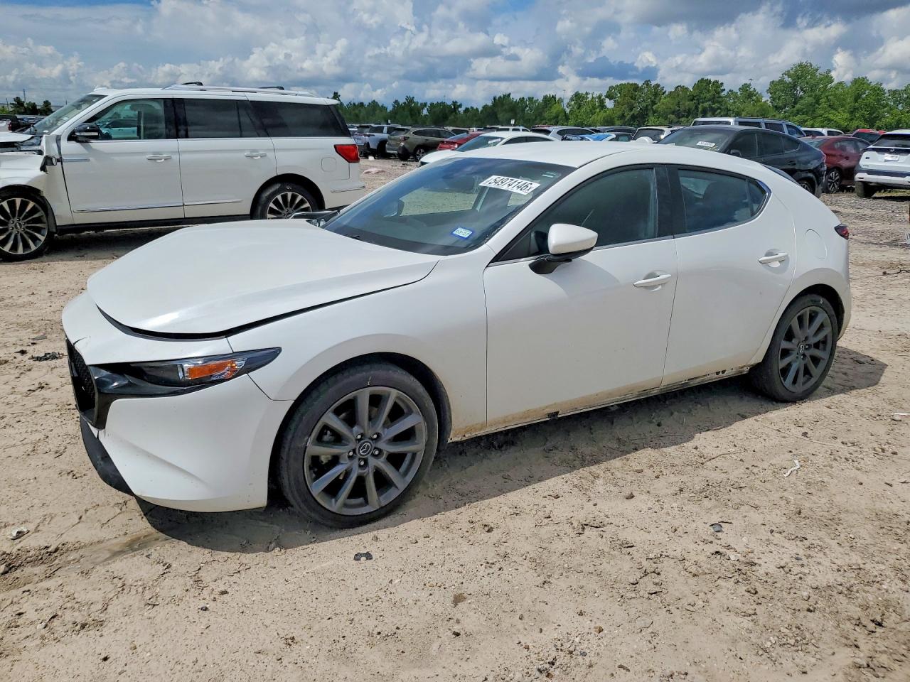 2020 Mazda 3 Preferred, VIN JM1BPBMM7L1161098 — Перед