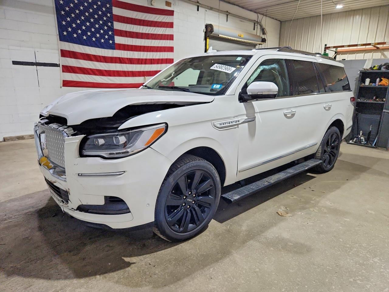 2023 Lincoln Navigator Reserve, VIN 5LMJJ2LG6PEL04123 — Front end