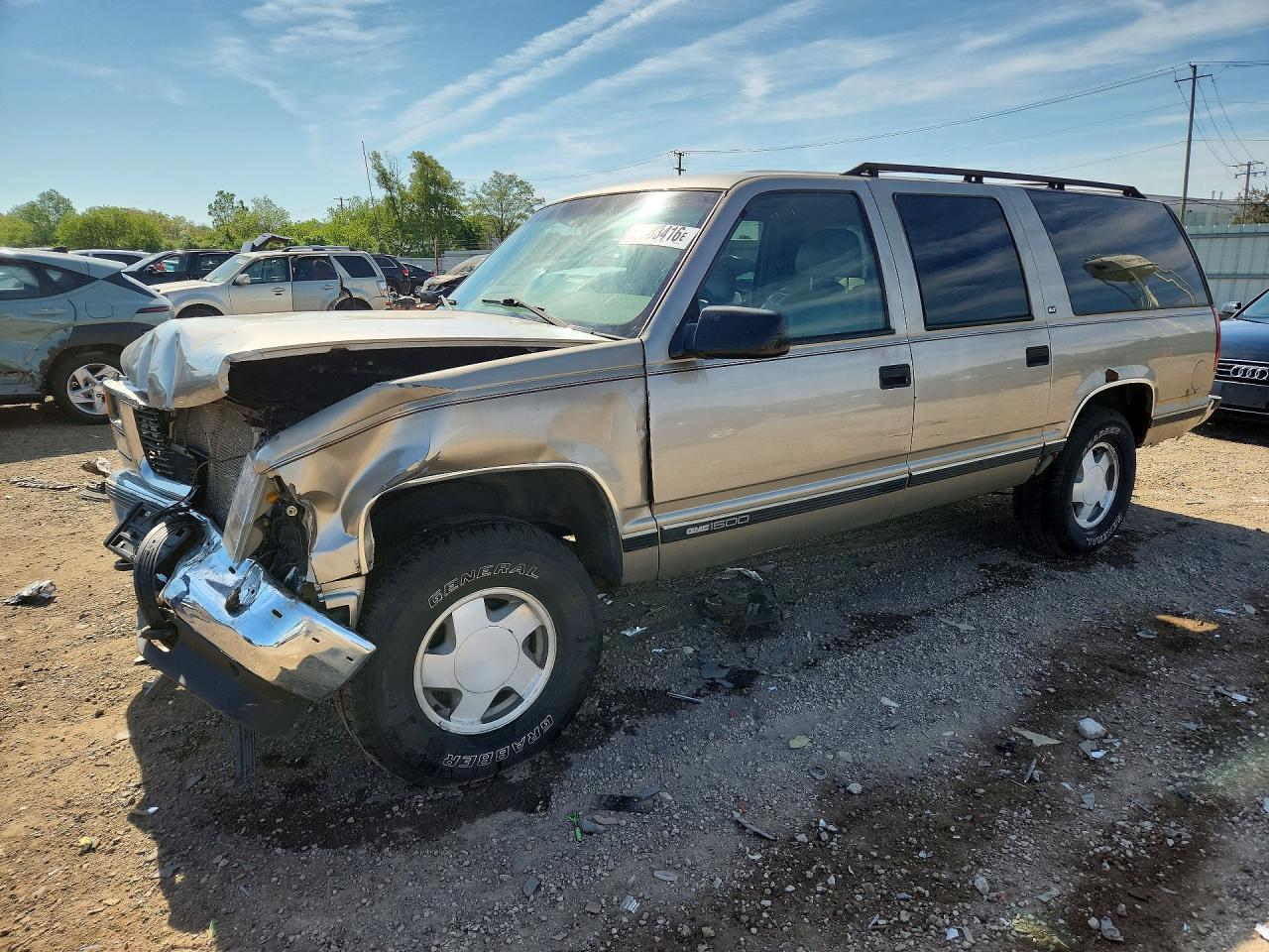 1999 GMC Suburban, VIN 3GKFK16R6XG537420 — Front end