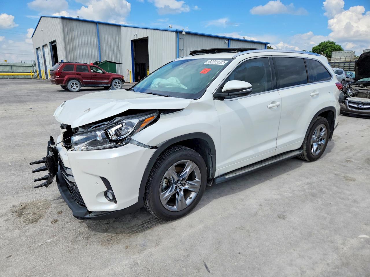 2017 Toyota Highlander Limited Platinum, VIN 5TDYZRFH8HS200451 — Front end