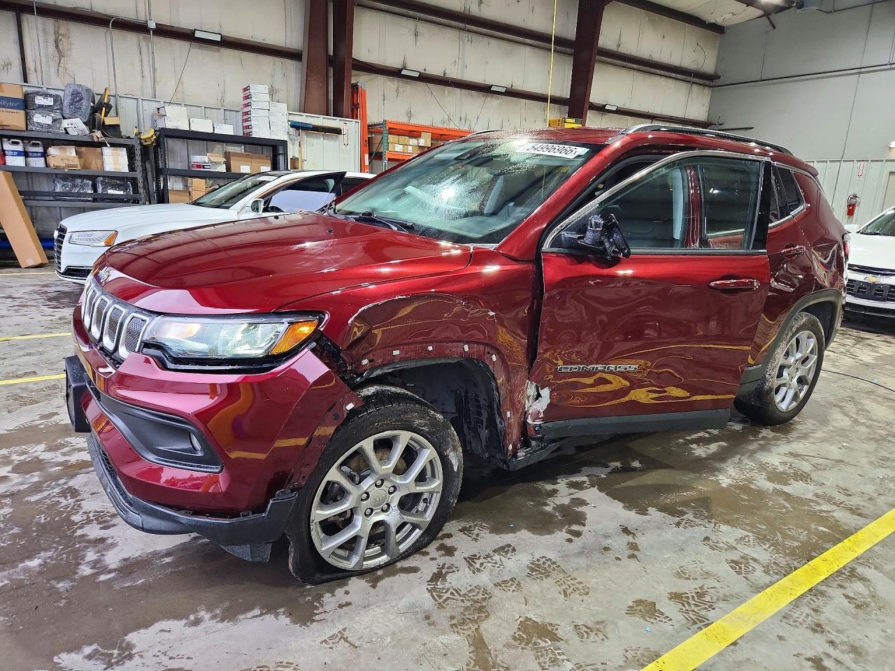 2022 Jeep Compass Latitude Lux, VIN 3C4NJDFBXNT118019 — Front end