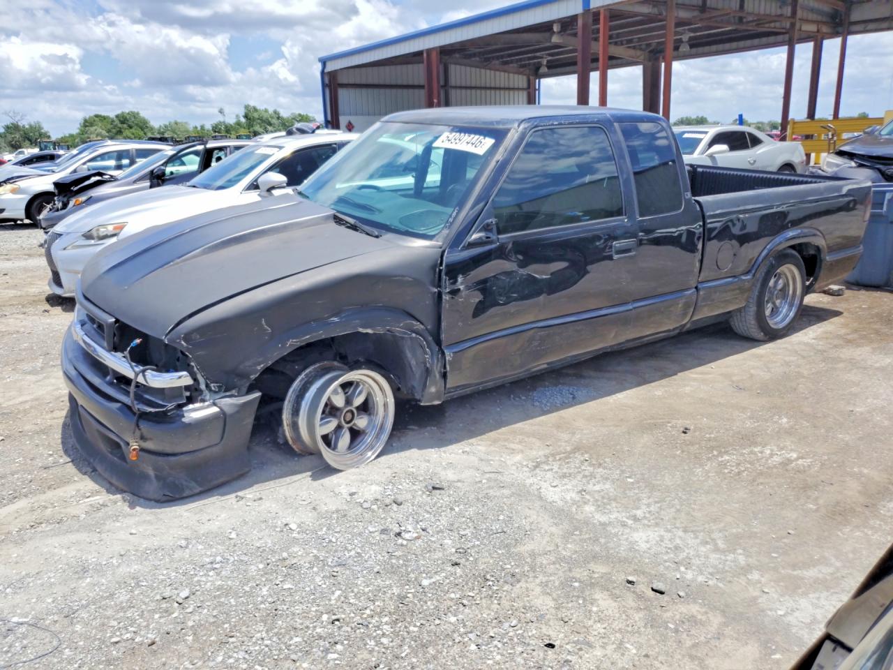 2000 Chevrolet S-10, VIN 1GCCS19W3Y8258532 — Front end