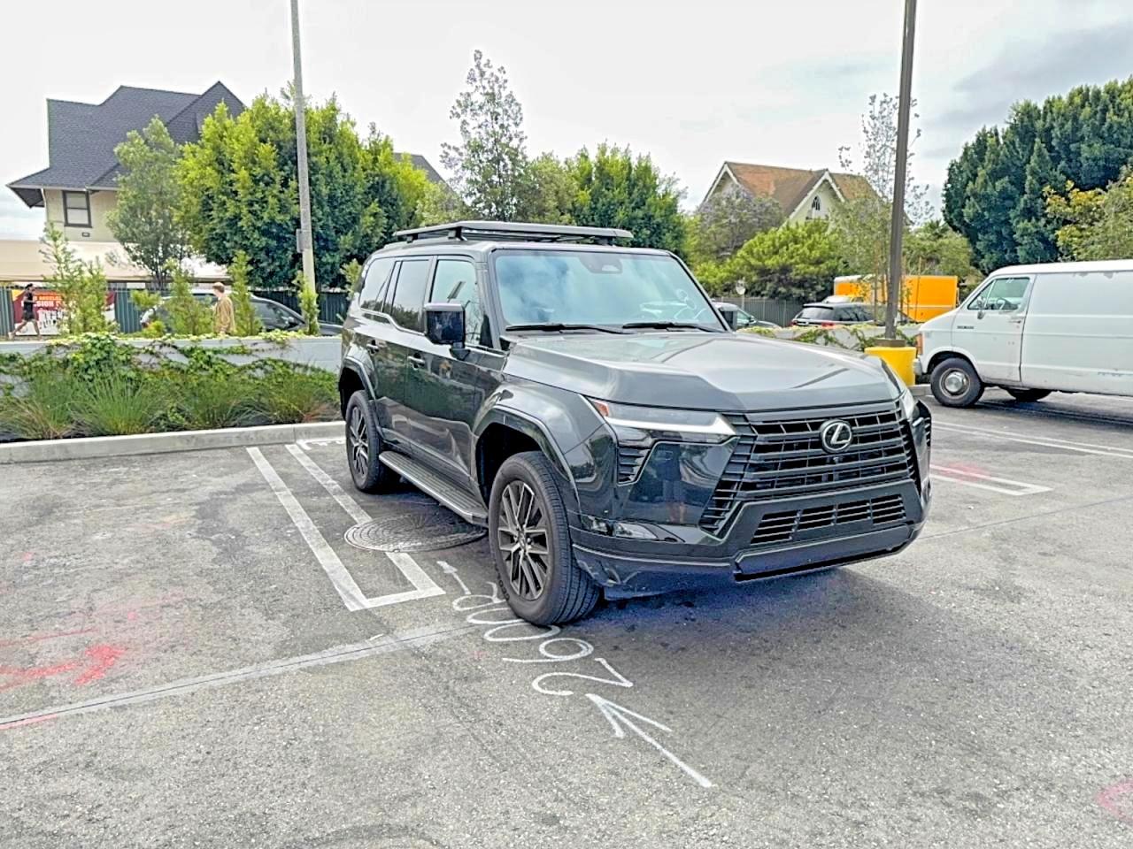 2025 Lexus GX 550 Premium+, VIN JTJTBCDX9S5070972 — Бок