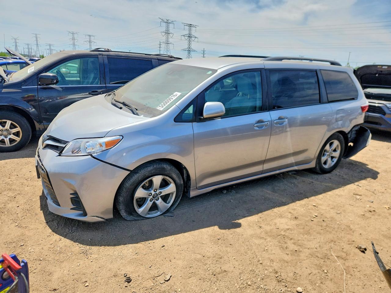 2018 Toyota Sienna LE, VIN 5TDKZ3DC6JS953833 — Side