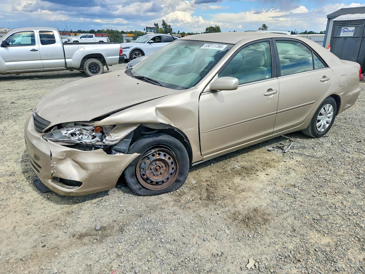 2002 Toyota Camry LE, VIN JTDBE32K520115786 — Front end