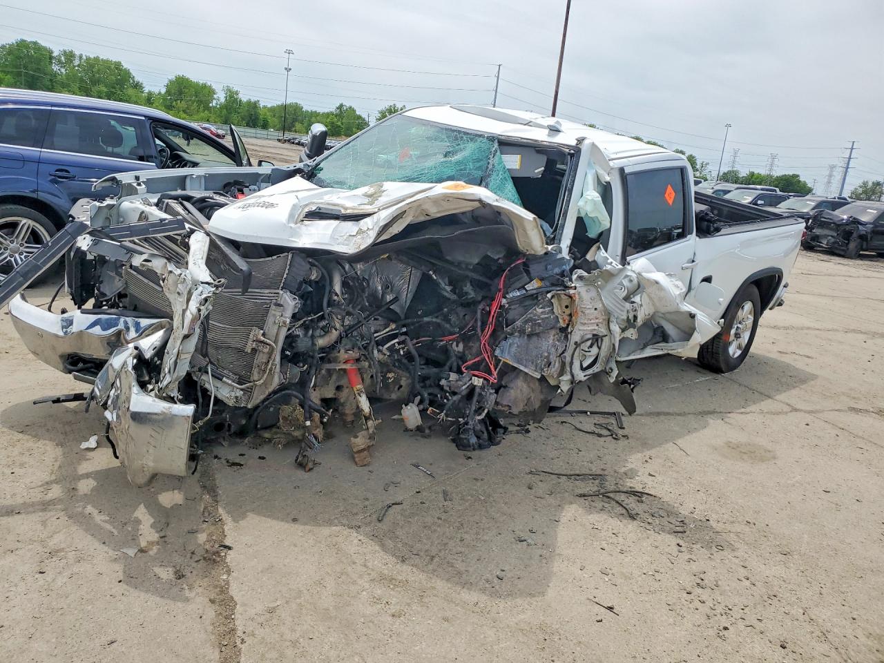 2021 Chevrolet Silverado 3500HD LTZ, VIN 1GC4YUEY6MF222299 — Front end