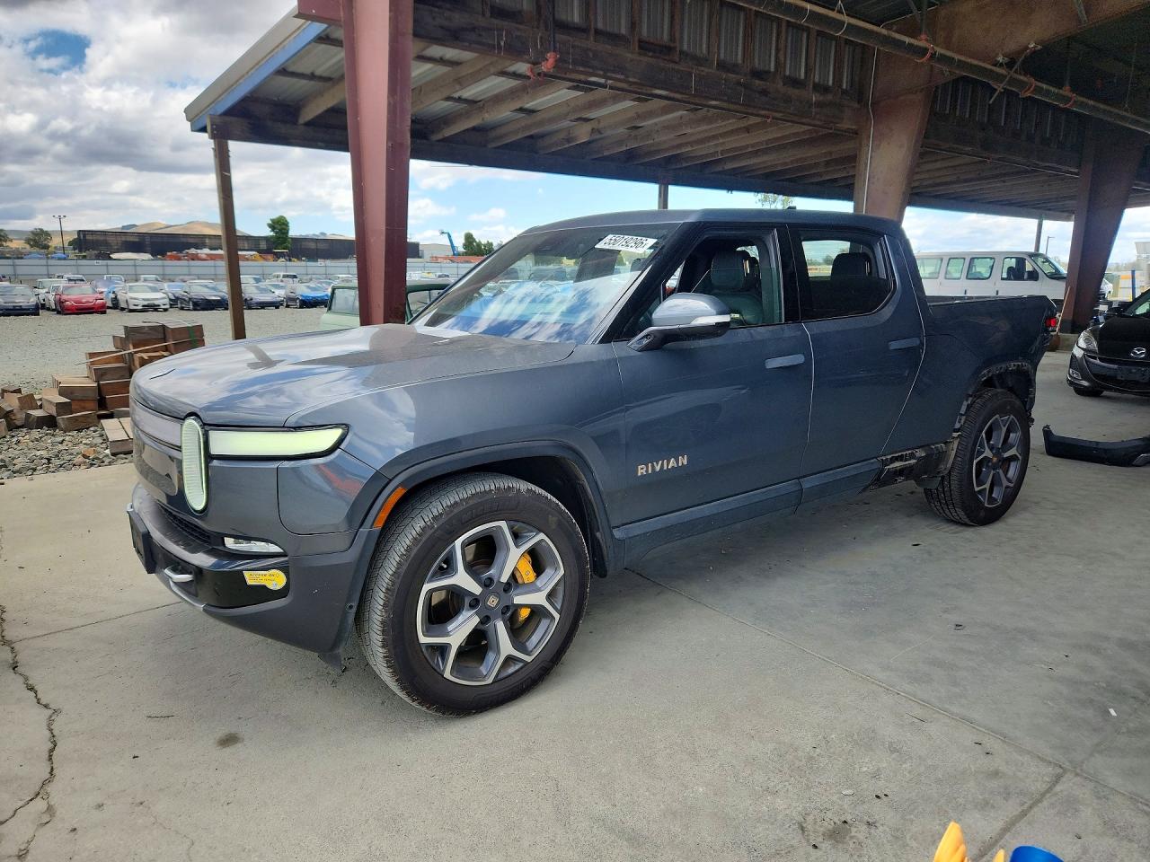 2022 Rivian R1T Adventure, VIN 7FCTGAAA9NN013484 — Rear end